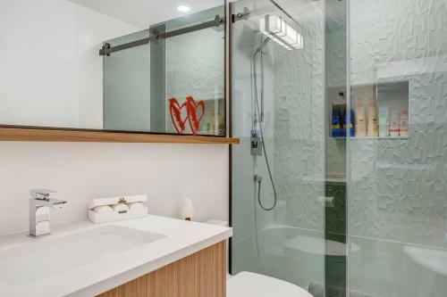 Waters Edge, 2 Bed Gorge Waterfront Suite