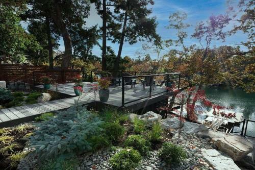 Waters Edge, 2 Bed Gorge Waterfront Suite