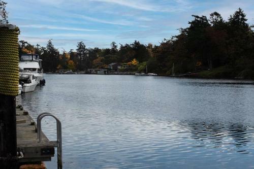 Waters Edge, 2 Bed Gorge Waterfront Suite