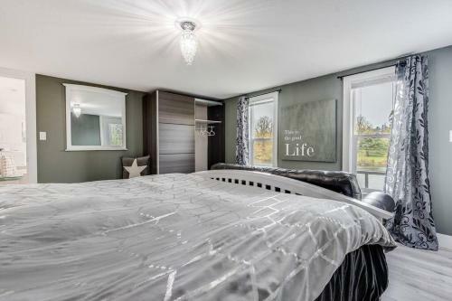 Gorgeous Stay - Private 3 Bedroom Waterfront Suite