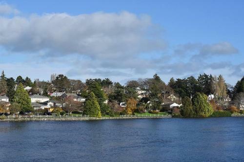 Gorgeous Stay - Private 3 Bedroom Waterfront Suite