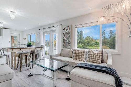 Gorgeous Stay - Private 3 Bedroom Waterfront Suite