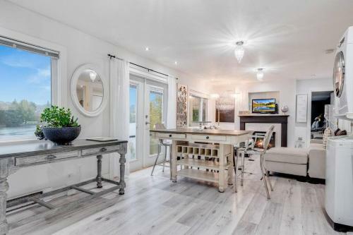 Gorgeous Stay - Private 3 Bedroom Waterfront Suite