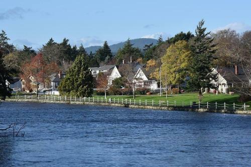 Gorgeous Stay - Private 3 Bedroom Waterfront Suite