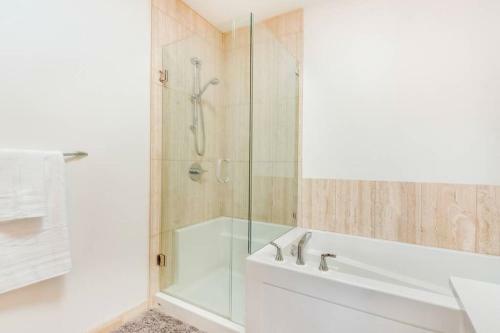 Cedar Hill Sunlit Stay - Bright Spacious & Modern