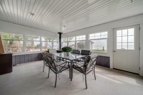 Cheerful Life At Cottage On Lake Erie