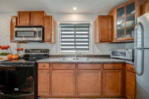 Cheerful Life At Cottage On Lake Erie