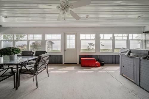 Cheerful Life At Cottage On Lake Erie