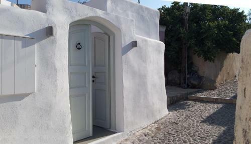 Sisyphus House In Santorini
