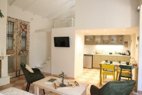 For4 Seasons New-home2 Near Airport