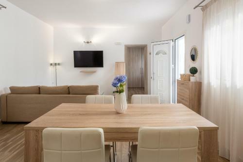 Theros Luxury Apartment