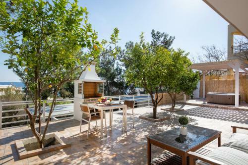 Theros Luxury Apartment