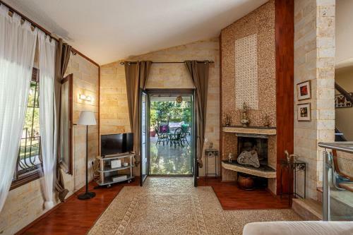 Elegant Villa Marlon With Swimming Pool