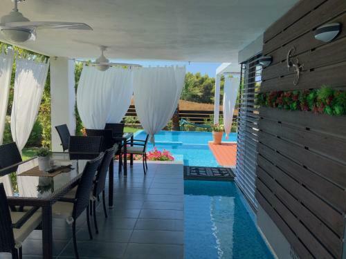 Sea Breeze Villa At Sani