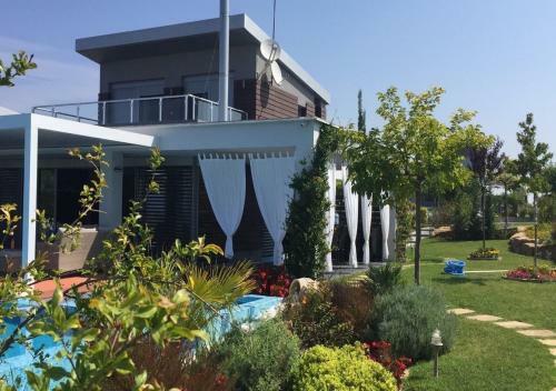 Sea Breeze Villa At Sani