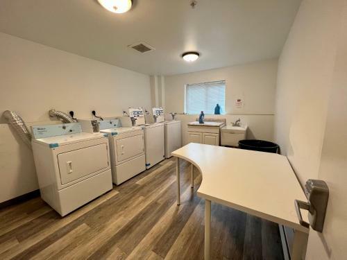 Studio Apartment W/ Bathroom In University District