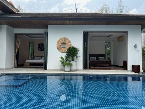 Tropical Villa Within 5 Minutes Walk To Bangtao Beach