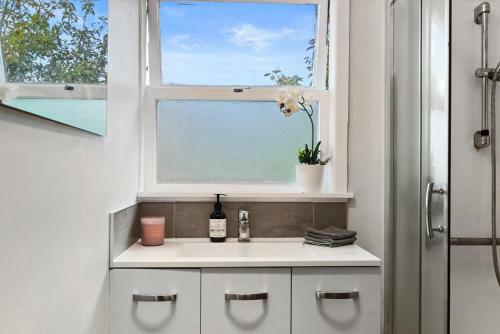 Bluebird Bach - Rotorua Holiday Home