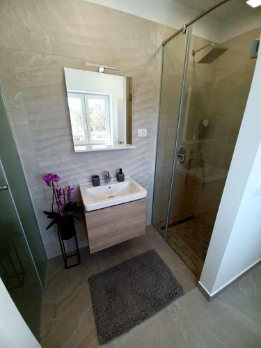 Seafront Villa ?entada Near Trogir, Heated Pool, Childrens Playground, Bbq