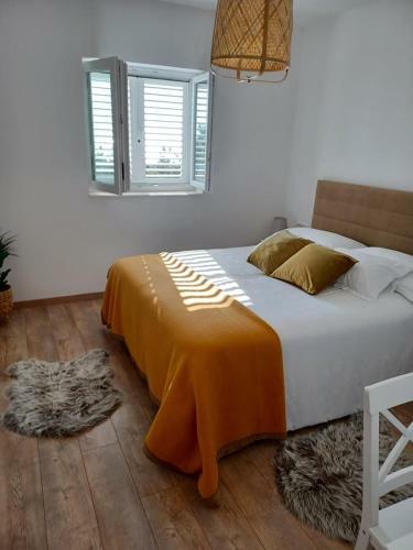 Seafront Villa ?entada Near Trogir, Heated Pool, Childrens Playground, Bbq