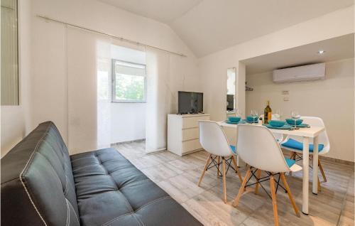 Stunning Apartment In Vir With Wifi And 2 Bedrooms