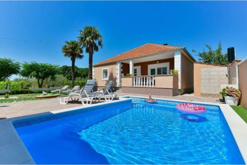 Meri Holiday Home