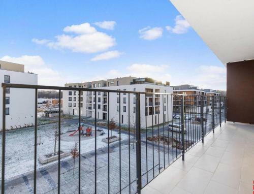 Sunflower - Modern Large Charming Apartment With Balcony