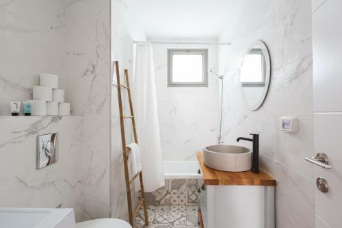 Modern And Stylish 2br Apartment