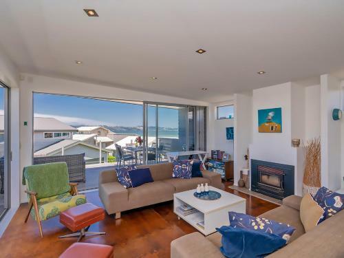 Breezy Views - Simpsons Beach Holiday Home