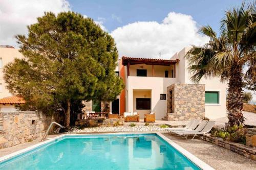 Luxury Villa In Agios Nikolaos With Private Pool