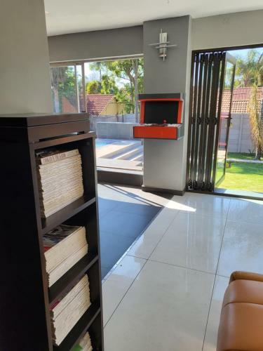 Cheerful 4 Bedroom House With Heated Pool, Jacuzzi