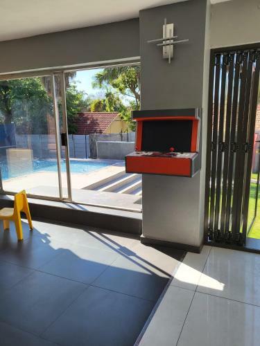 Cheerful 4 Bedroom House With Heated Pool, Jacuzzi