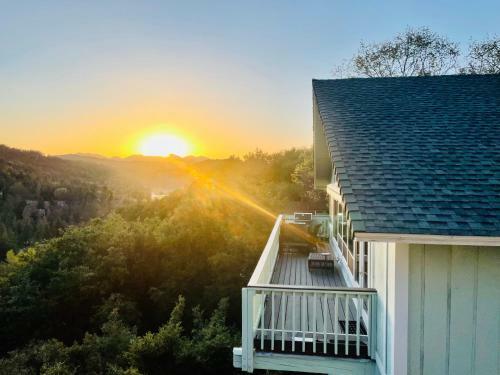 Sunset Mountain View Retreat W/ 2 Living Rooms