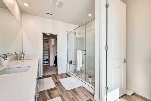 Apartamento Luxe Retreat With Rooftop Less Than Half Mi To Beach!