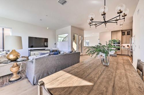 Apartamento Luxe Retreat With Rooftop Less Than Half Mi To Beach!