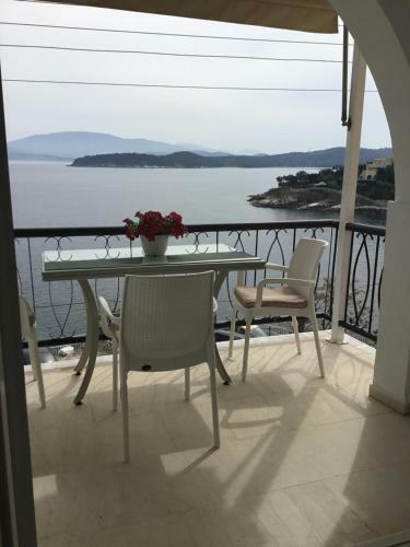 Corfu In Kassiopi's Castle Apartment By Sea Side