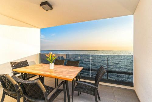 Blue Waves, Beachfront Modern Apartment