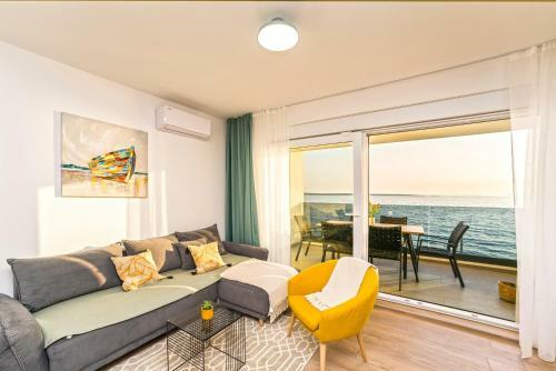 Blue Waves, Beachfront Modern Apartment