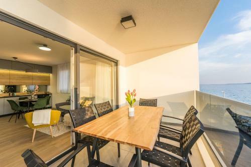 Blue Waves, Beachfront Modern Apartment