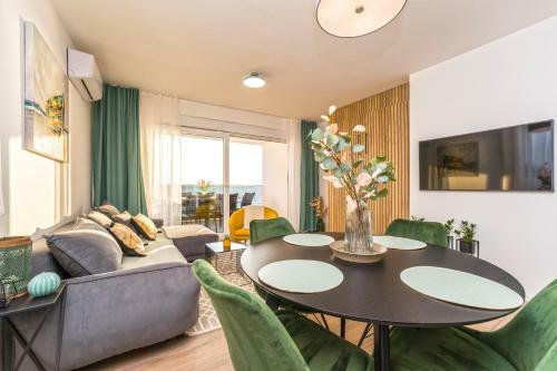 Blue Waves, Beachfront Modern Apartment