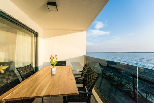 Blue Waves, Beachfront Modern Apartment