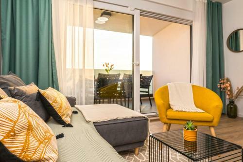 Blue Waves, Beachfront Modern Apartment
