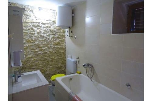 Apios Holiday Home