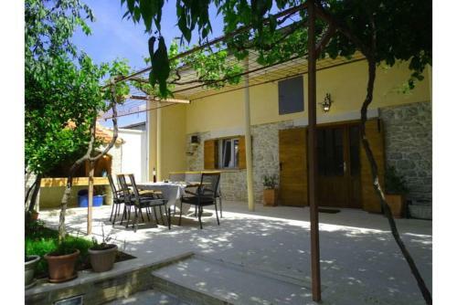 Apios Holiday Home