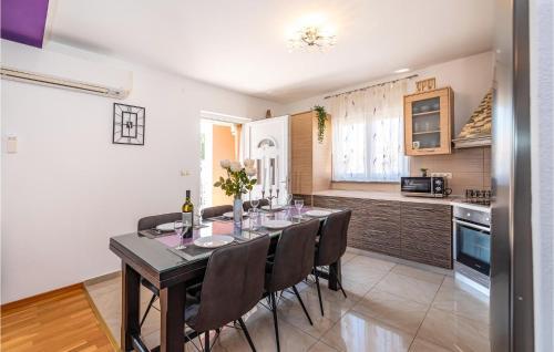 Beautiful Apartment In Posedarje With Wifi And 4 Bedrooms