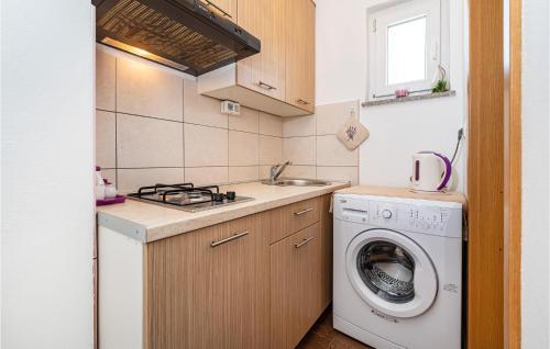 Beautiful Apartment In Posedarje With Wifi And 4 Bedrooms