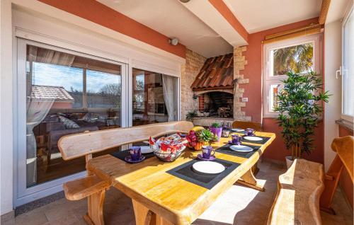 Beautiful Apartment In Posedarje With Wifi And 4 Bedrooms