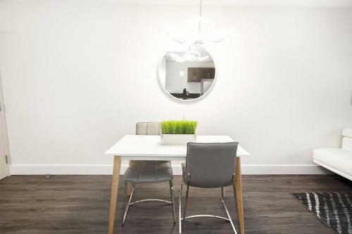 Apartamento Luxurious One-bedroom With In Suite Laundry And Parking!