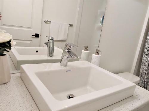 Apartamento Serene 2 Bedroom Condo With Balcony And Lakeview