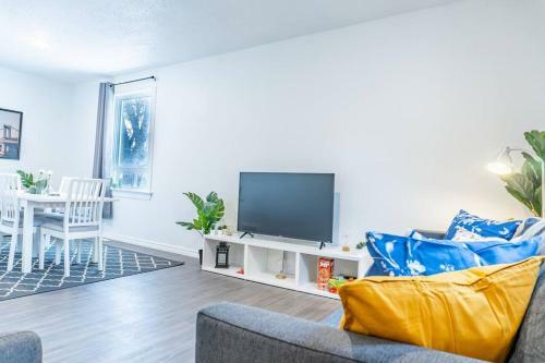 Gorgeous 3-bedroom Weston Home! Parking! Coffee!